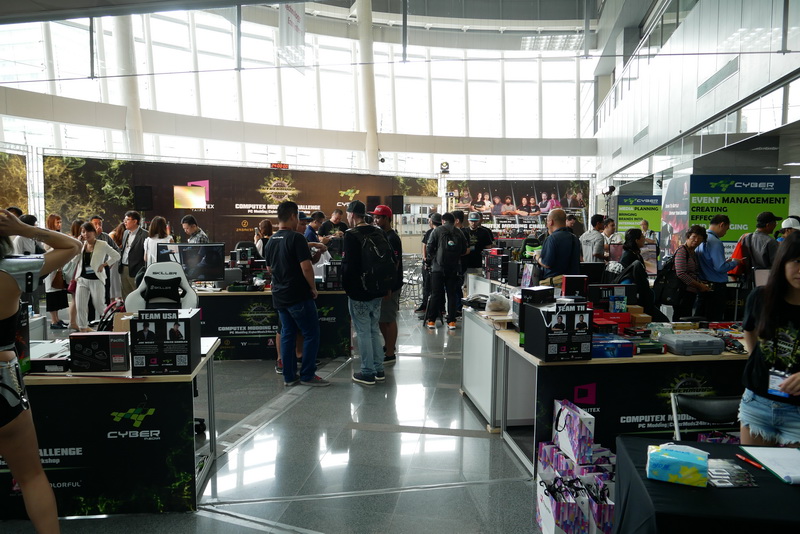 各チームに同じ製作環境が提供され、トータル24時間でMOD PCを製作