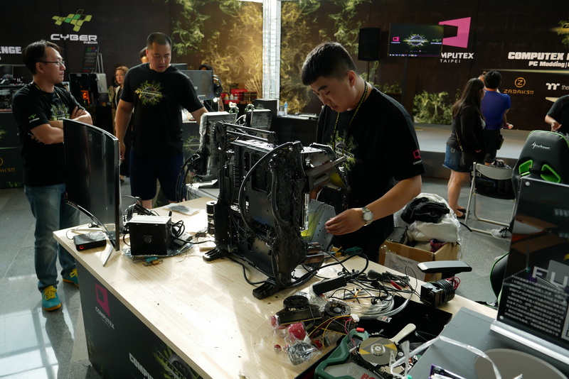 通常とは異なる環境に戸惑いながらも、各チームとも熱心に作業に取り組んでいた