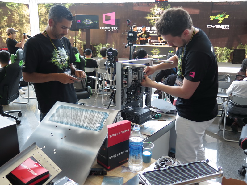 1チーム2人構成のため、作業を分担しながら製作が行われた