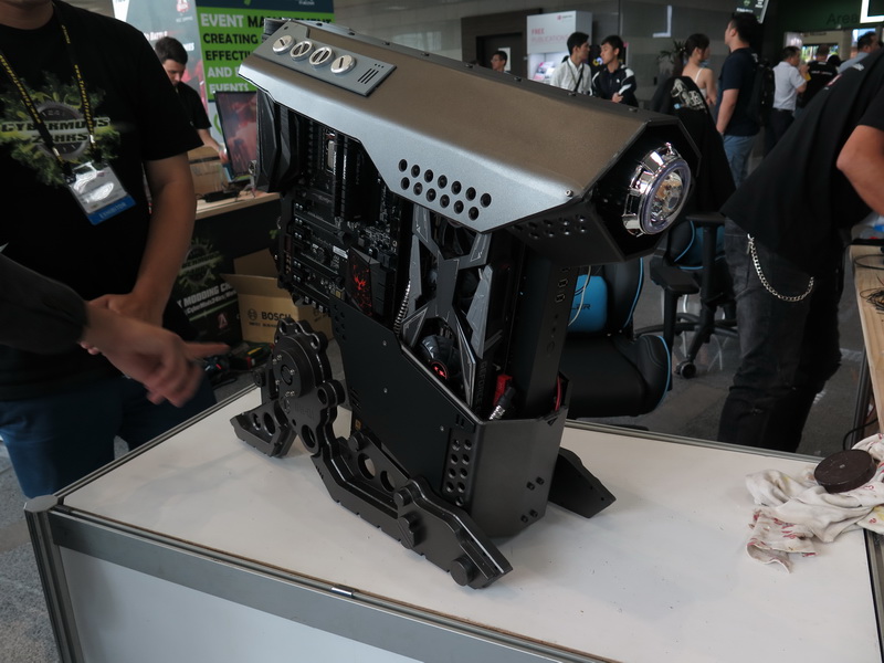 時間を追うごとに、各チームとも特徴的なMOD PCが完成していった