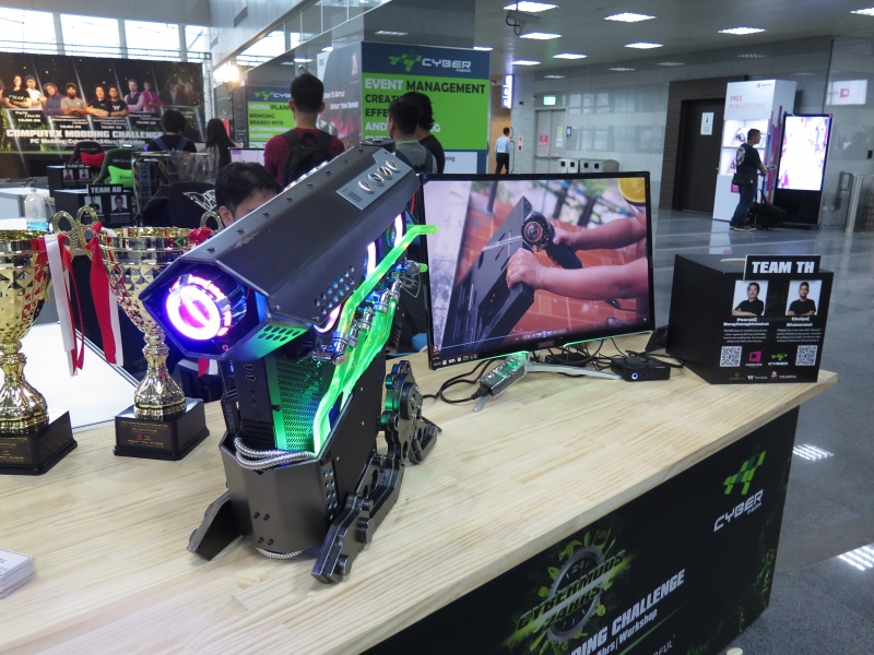 優勝したタイチームのMOD PC。まるでウェポンのような見た目が好評を得た