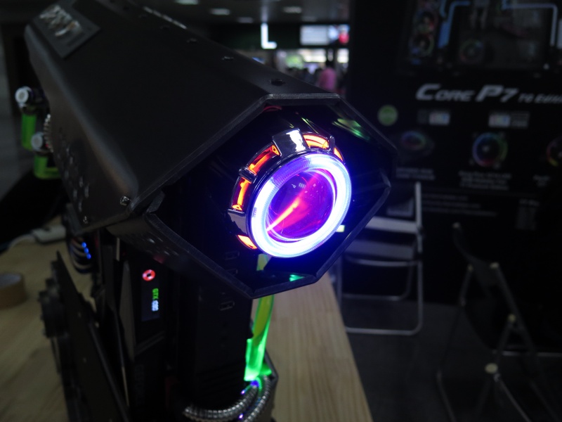 優勝したタイチームのMOD PC。まるでウェポンのような見た目が好評を得た