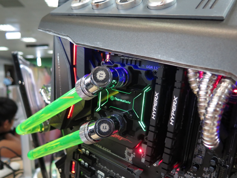 優勝したタイチームのMOD PC。まるでウェポンのような見た目が好評を得た