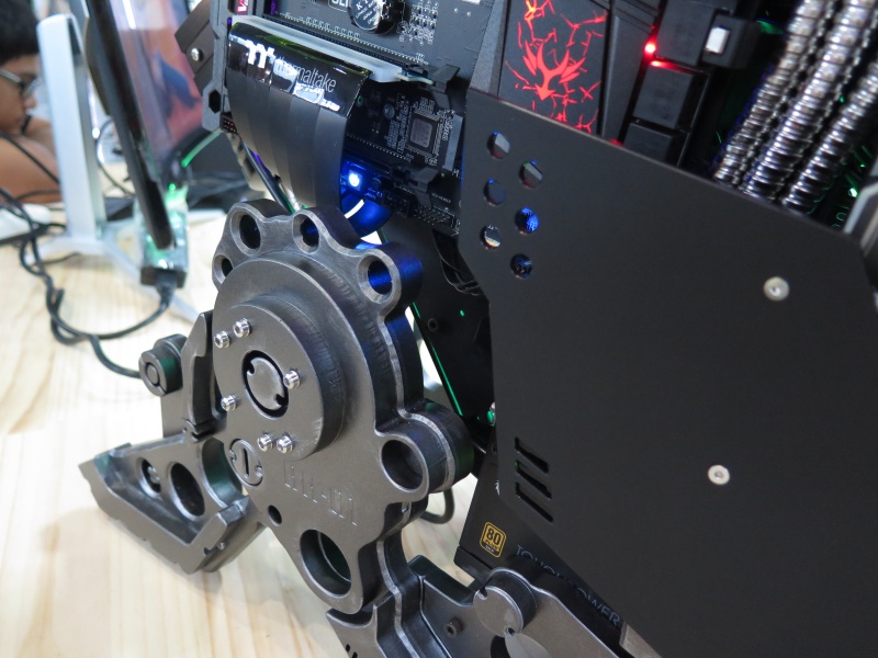 優勝したタイチームのMOD PC。まるでウェポンのような見た目が好評を得た