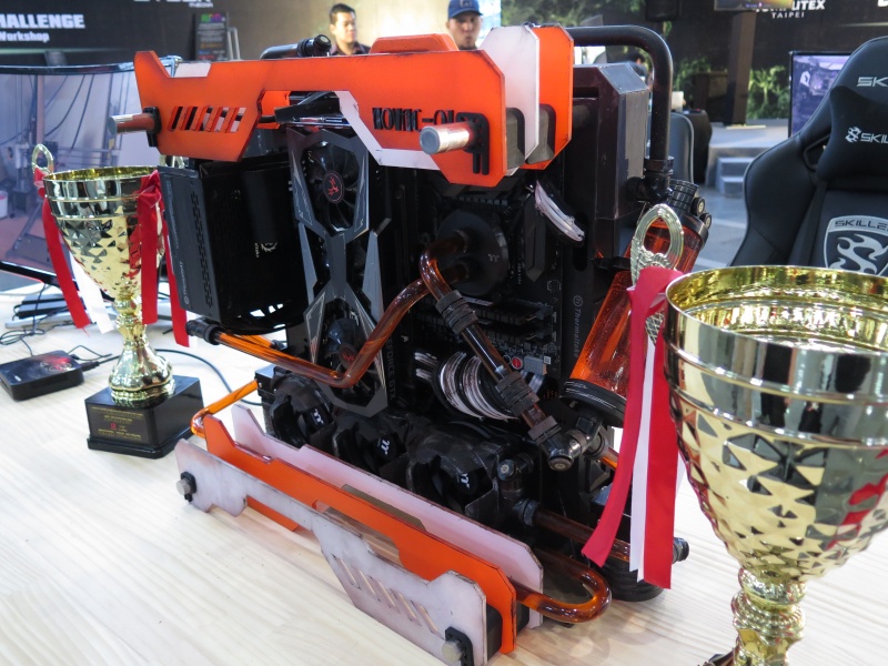 2位のフィリピンチームのMOD PC。黒をベースとしたオレンジのアクセントが良い塩梅だ