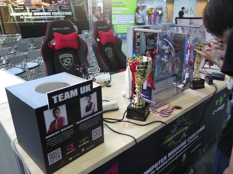 3位のイギリスチームのMOD PC。シルバーを基調としたサイバーチックなデザインである