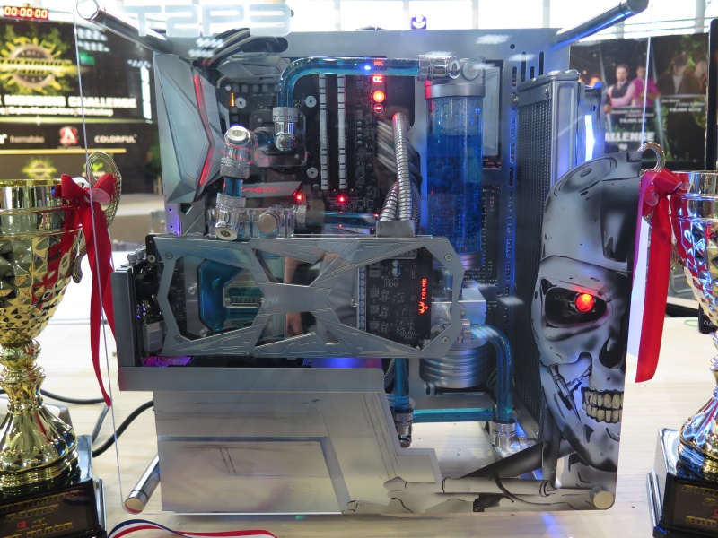 3位のイギリスチームのMOD PC。シルバーを基調としたサイバーチックなデザインである