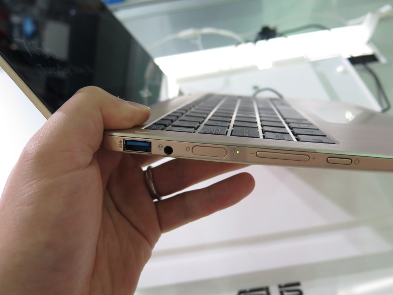 本体左側面に指紋センサーを搭載。タブレットモード時でも問題なくアクセスできる