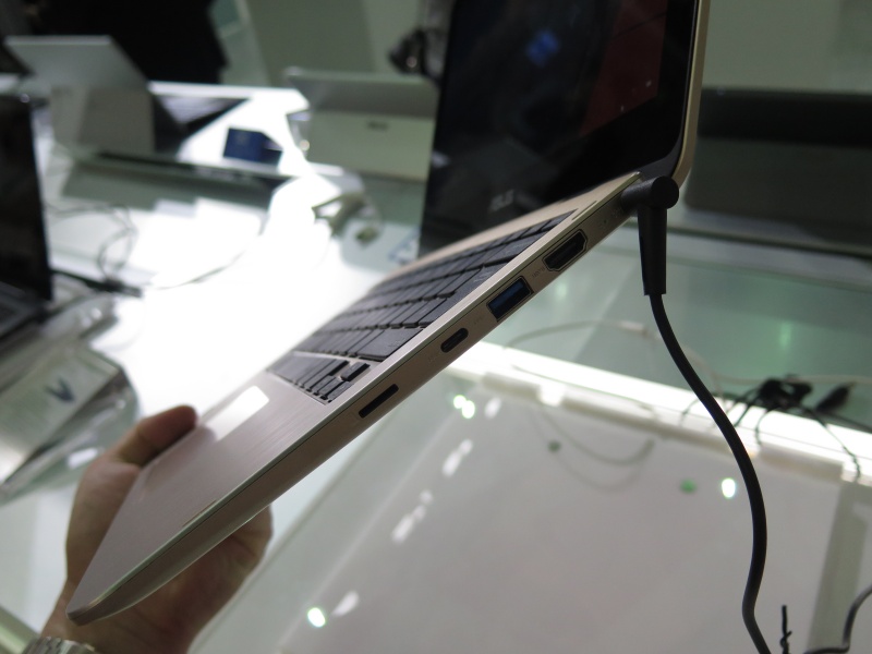 本体左側面はmicroSDカードスロット、USB 3.0 Type-C、USB 3.0、HDMI出力、DC入力など