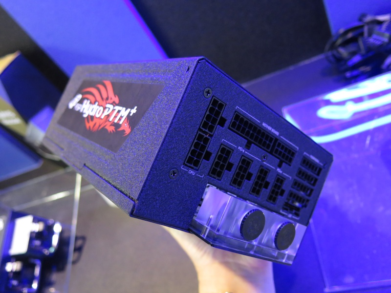 ATX24ピンを含むすべてのケーブルはプラグイン式。出っ張っているのは水冷ホースを接続するための口だ