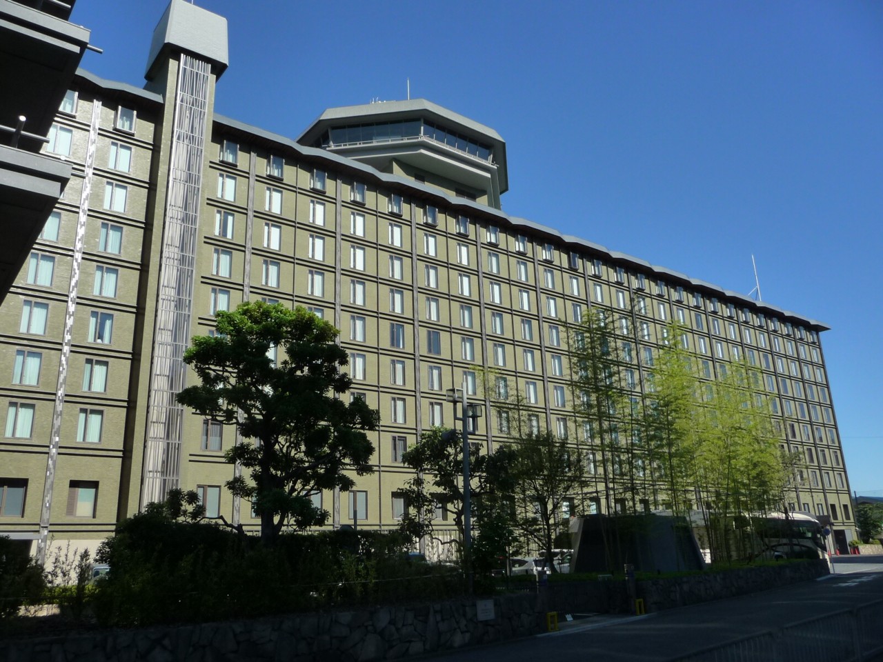 VLSIシンポジウムの会場ホテル「リーガロイヤルホテル京都」の外観(6月5日の午前7時30分ころに撮影)。京都駅からは徒歩10分ほどのところにある