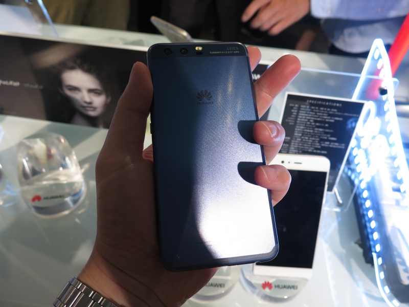 P10のダズリングブルーのみ、背面はハイパーダイヤモンドカット加工がなされている