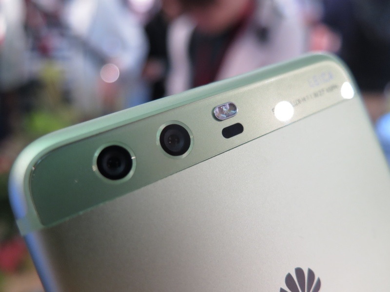 P10 PlusのレンズはF1.8と明るい