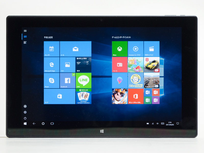 前面。パネル中央上に200万画素カメラ。中央下にWindowsボタン。少しフチが広め