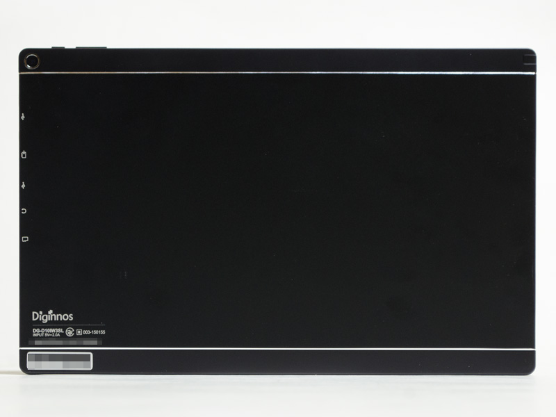 背面。左上に500万画素カメラ。左端に各コネクタなどのアイコン。色はつや消しのブラック。上下シルバーのラインがアクセントになっている