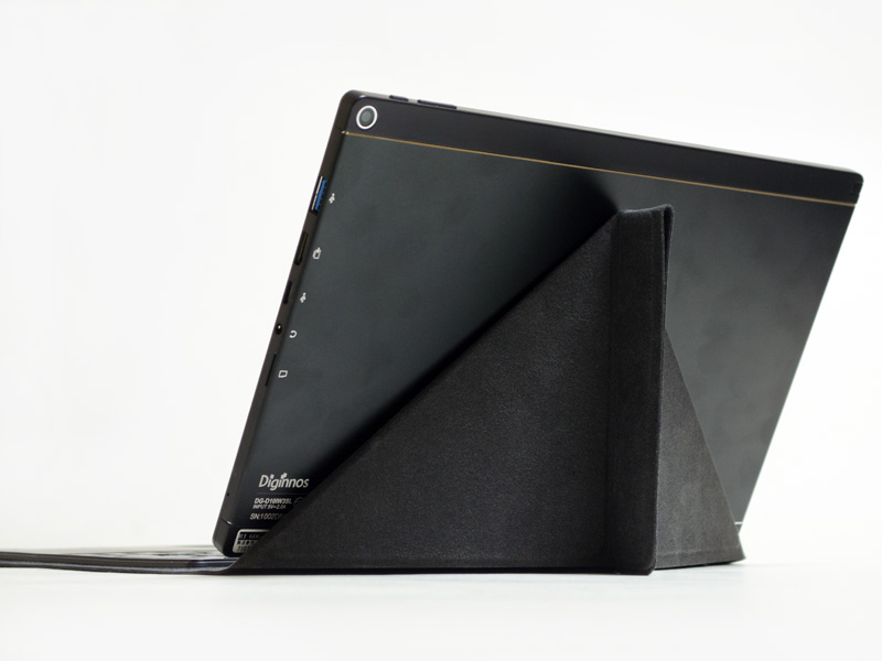 キーボード一体型保護ケースへ本体をセットしたところ。この連載で何度かご紹介しているケースを折ってスタンドにするパターン