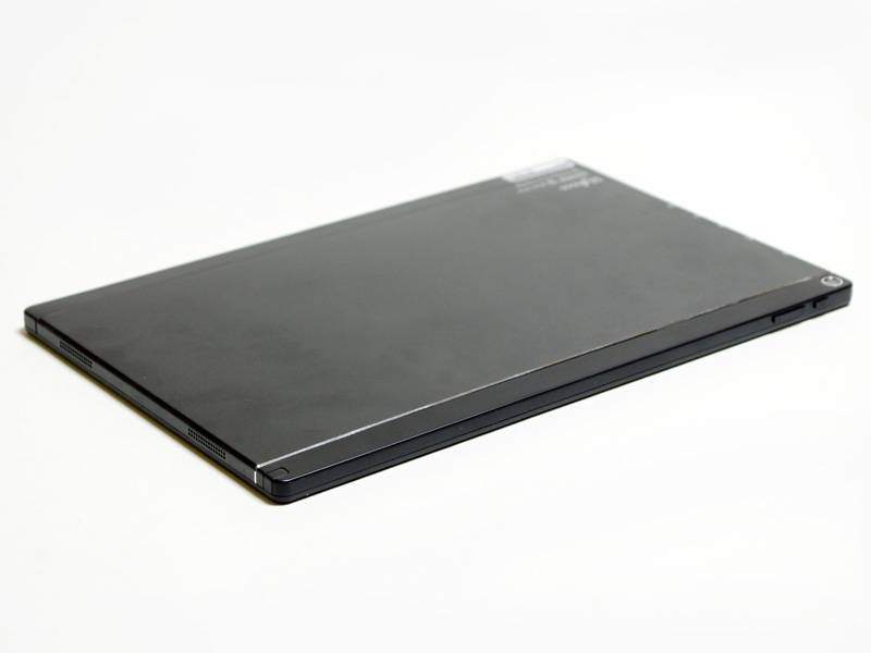 左/上側面。左側面上下のスリットにスピーカー(ステレオ)。上側面に電源ボタンと音量±ボタン