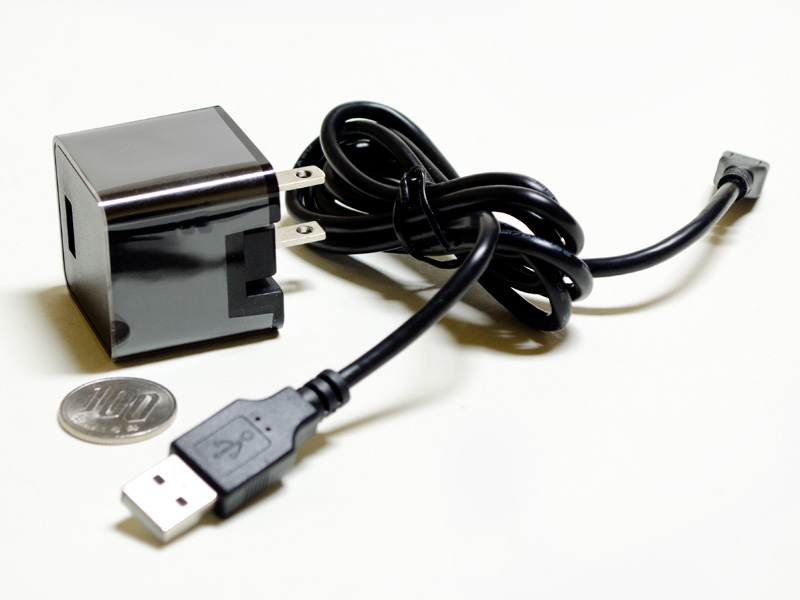 付属のACアダプタなど。ACアダプタのサイズは35×35×40mm(幅×奥行き×高さ)、重量52g。出力5V/2A。プラグの部分が折り畳める