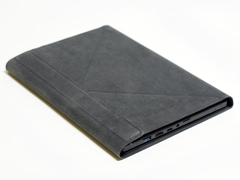 キーボードをカバーとして閉じたところ。フェルトな質感で色はグレー。斜めのラインがスタンド化する時に折り畳む部分