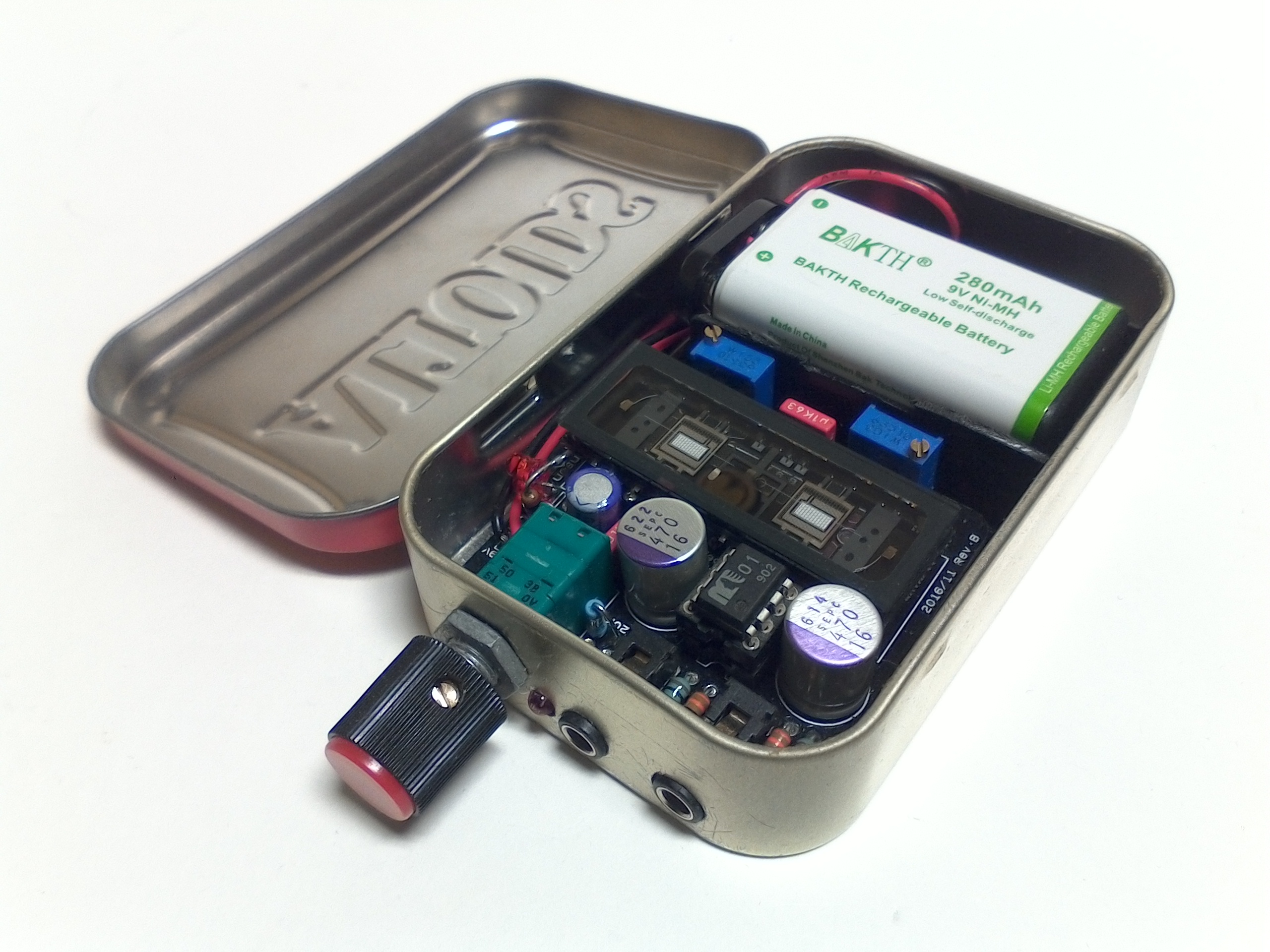 背面500万画素カメラで撮影。結構寄れ解像感も高めだが、若干グリーン被りしている(AWBで撮影)