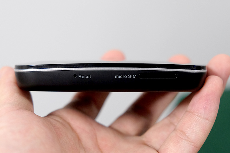 リセットボタンとMicro SIMスロット