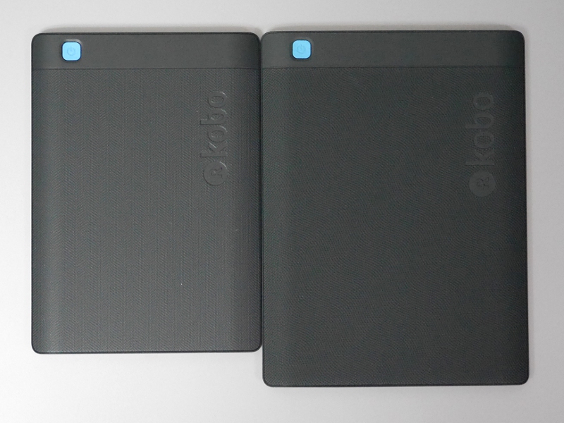 背面の比較。同じ意匠を採用している。写真では左がやや色が薄く見えるが筐体カラーは同一