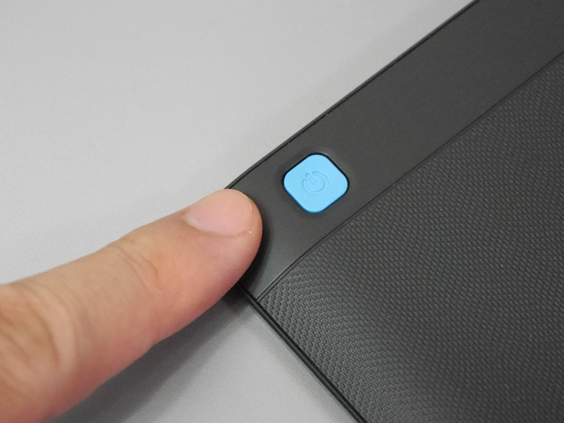 電源ボタンは本体上面から背面へと移動している。同時発売の「Kobo Aura H2O Edition 2」、および「Kobo Aura ONE」とはボタンの配置、形状、色ともにまったく同一