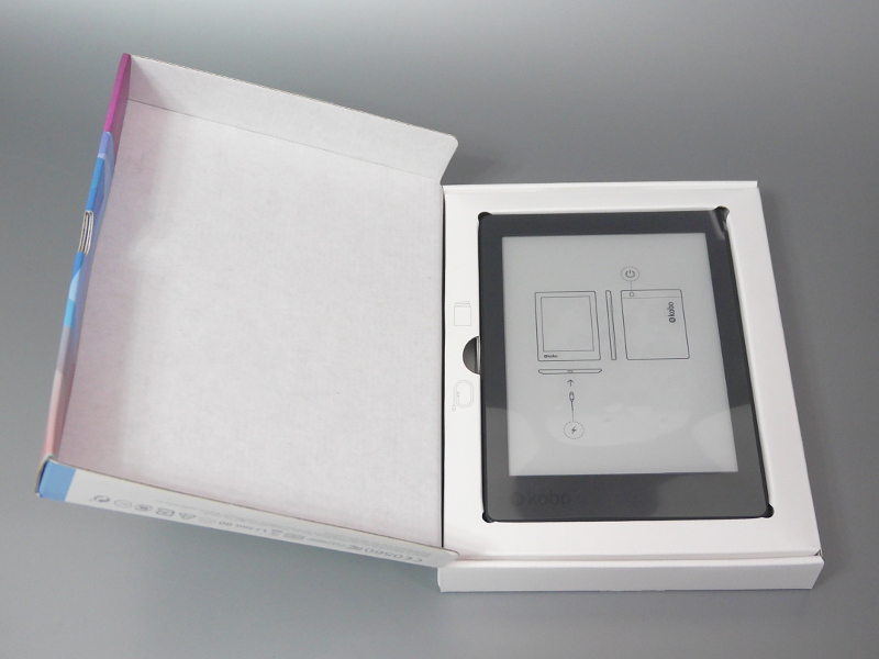 内箱を開封したところ。「Kobo Aura H2O Edition 2」のパッケージと違って左側に開く構造