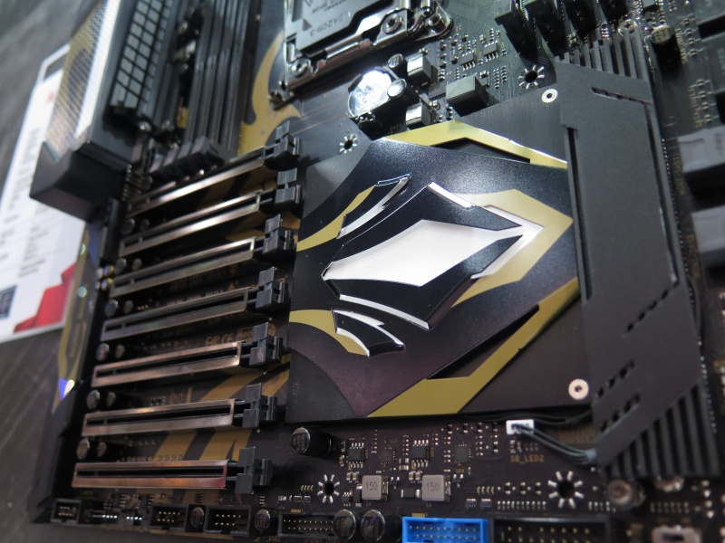 基板やヒートシンクはダークイエローをアクセントとした風変わりなデザイン