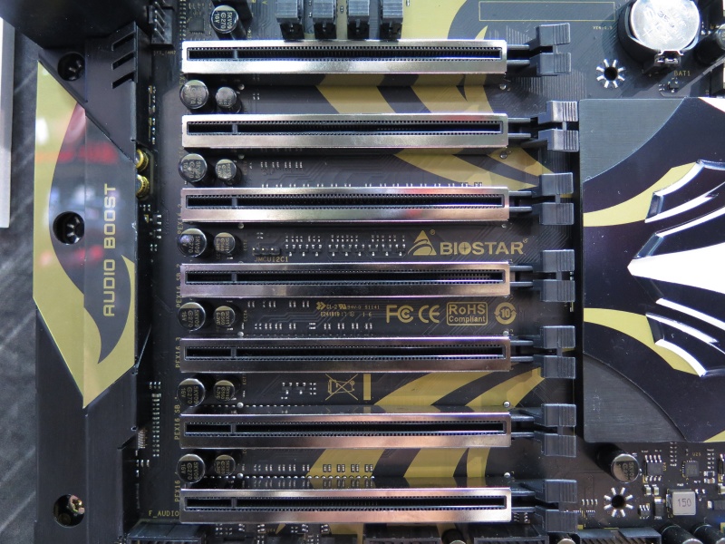 PCI Express x16スロットが7本並ぶとはなかなか壮観だ