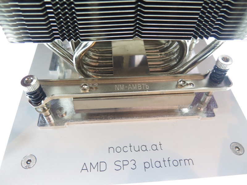 ソケットは「SP3」とされている。ただほかのCPUクーラーメーカーによると、現時点ではRyzen ThreadripperのCPUの高さに関する資料は公開されておらず、厳密に対応した製品は存在しないだろうとのことだった(Noctuaのこのプロトタイプの場合、バネである程度の対応が可能だが、着圧が適正かどうかは不明)