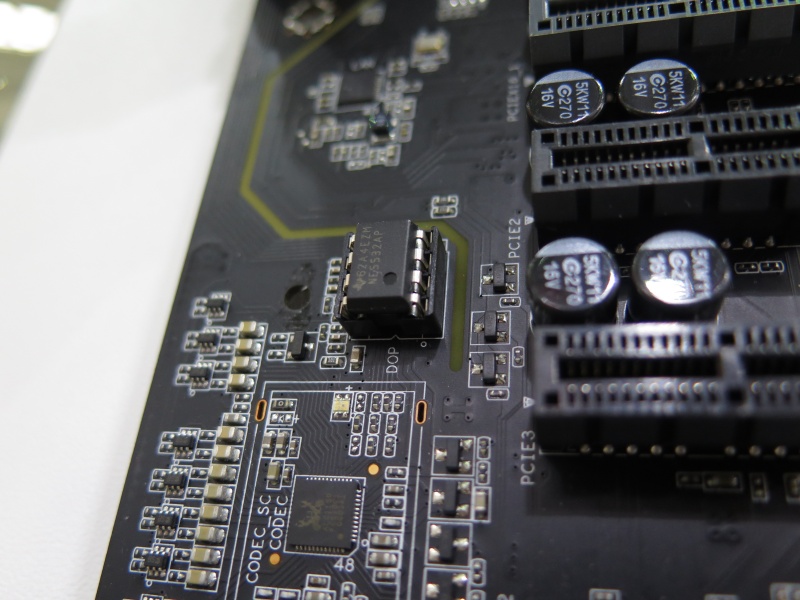 オペアンプは交換可能。標準では「NE5532AP」が実装されている