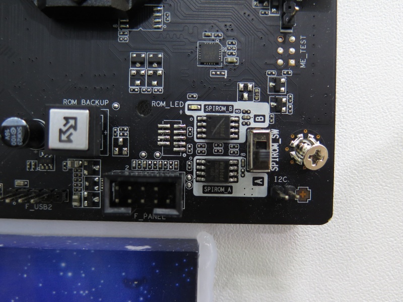 デュアルBIOSとなっており、ROMを切り替えられるのも特徴