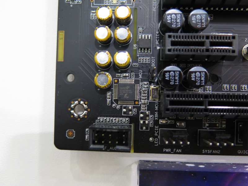 オーディオ回路の分離線にはRGB LEDが埋め込まれており、HOLTEK製のCortex-M0マイコン「HT32F52342」で制御している