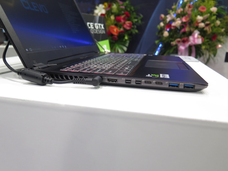 P950HRの本体左側面のインターフェイス。HDMI出力、Mini DisplayPort×2、USB 3.1 Type-C×2、USB 3.0×2と豊富