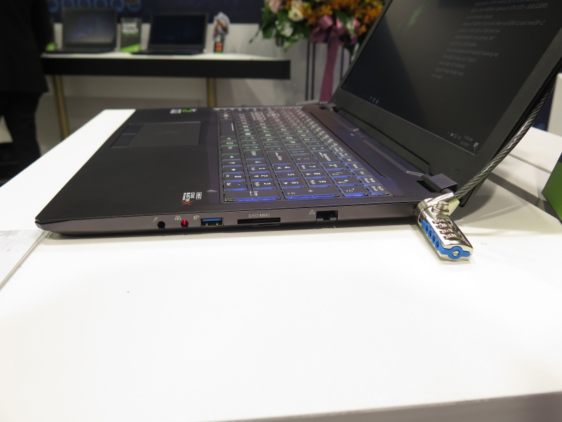 本体右側面には音声入出力、USB 3.1、SDカードスロット、Gigabit Ethernetを備える