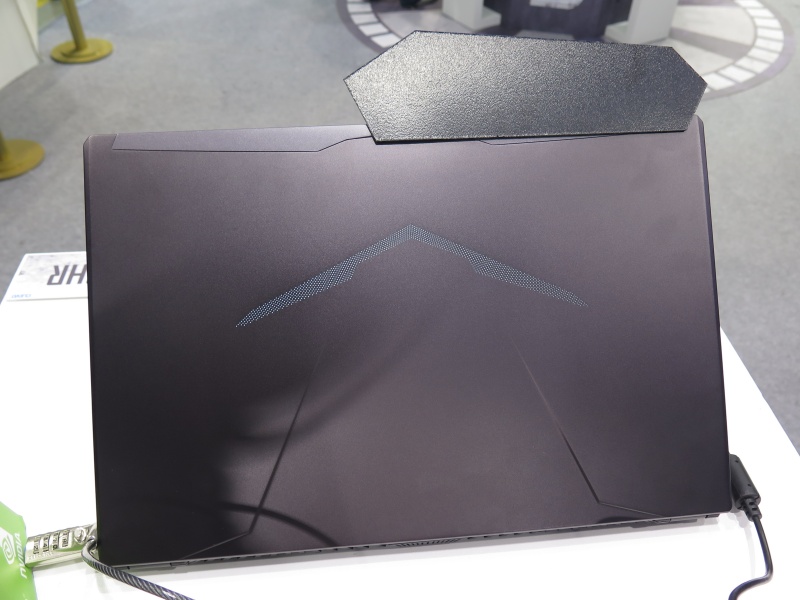 天板もゲーミングらしいデザインとなっている