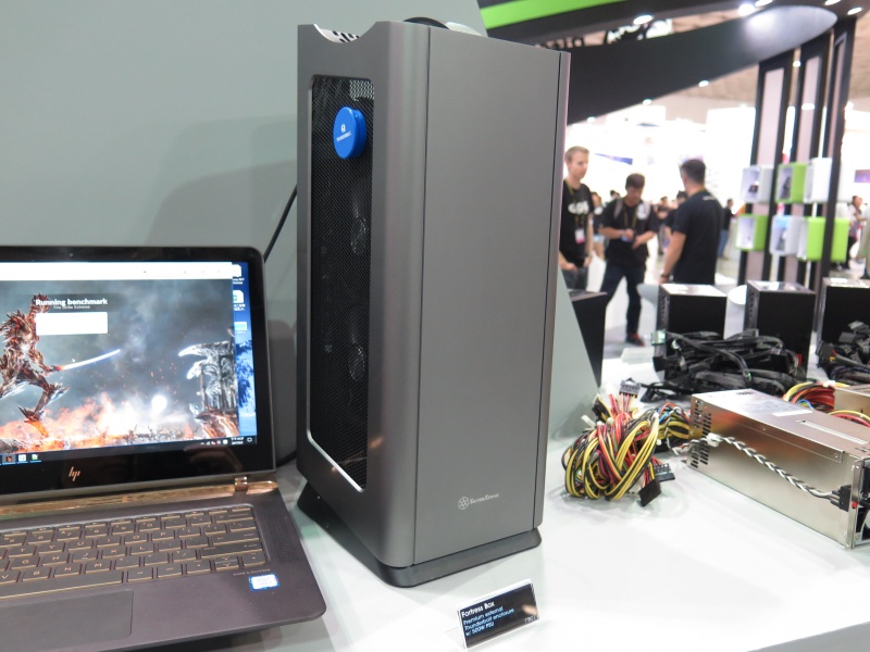 縦型のThunderbolt 3対応外付けビデオカードボックス「Fortress Box」