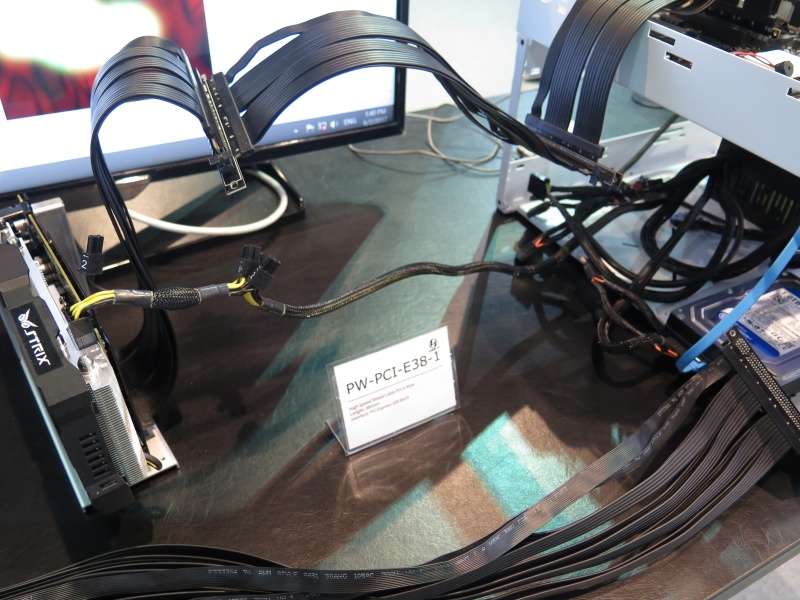 Lian LiのPCI Expressを延長する38cmケーブル「PW-PCI-E38-1」。同製品を3本繋げて1m延長してもビデオカードが正しく動作するという