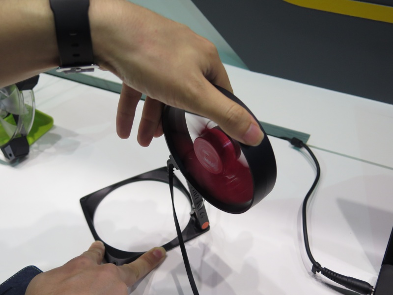 In Winのユニークなケースファン。120mm角ファンのマウンタに固定し、ファンの部分は可動となっている