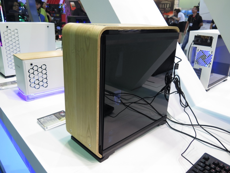 In-Winは2017年、フレームをスチールのままに、カバーに木材を用いたモデルを展示している