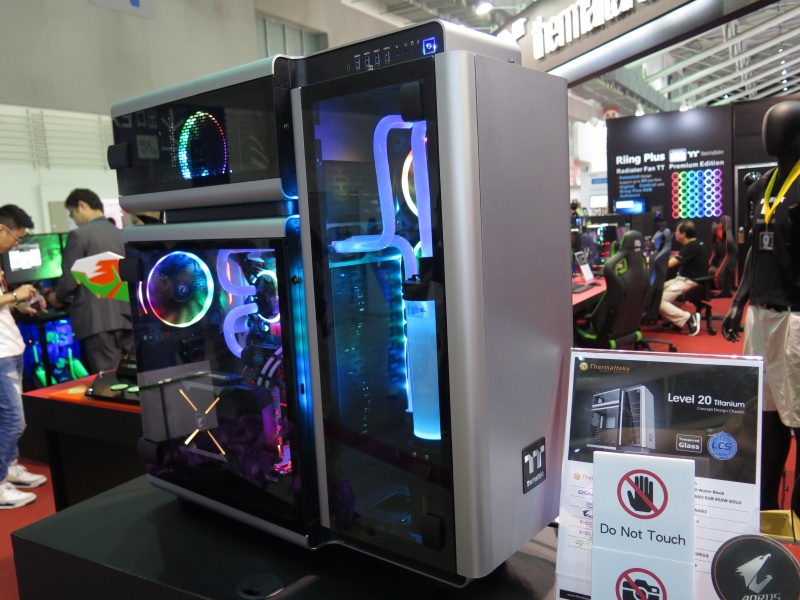 Thermaltakeの新ケース「Level 20 Titanium」。Level 10のチャンバー構造を継承しつつ、内部をシースルーとし水冷に対応させるなど、大幅にブラッシュアップした