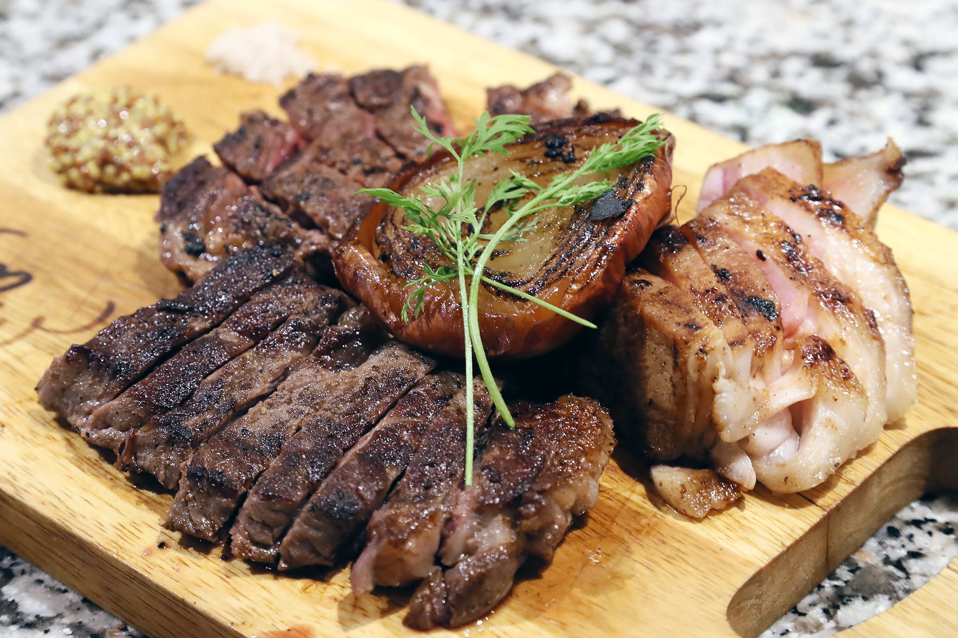 熟成肉の3種盛り合わせ。20日間 熟成ソブロース、15日間 熟成ロース、24日間熟成 豚レボーン