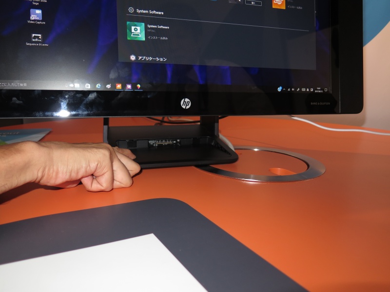 タッチマットは取り外し可能で、電気的に本体と接続している