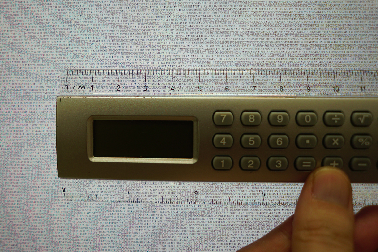 10.5ポイントの半角数字だと横幅が0.6mmほどしかない