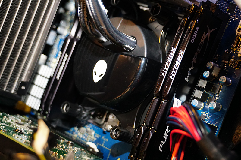 液冷装置で見えないが、CPUはRyzen Threadripperを採用