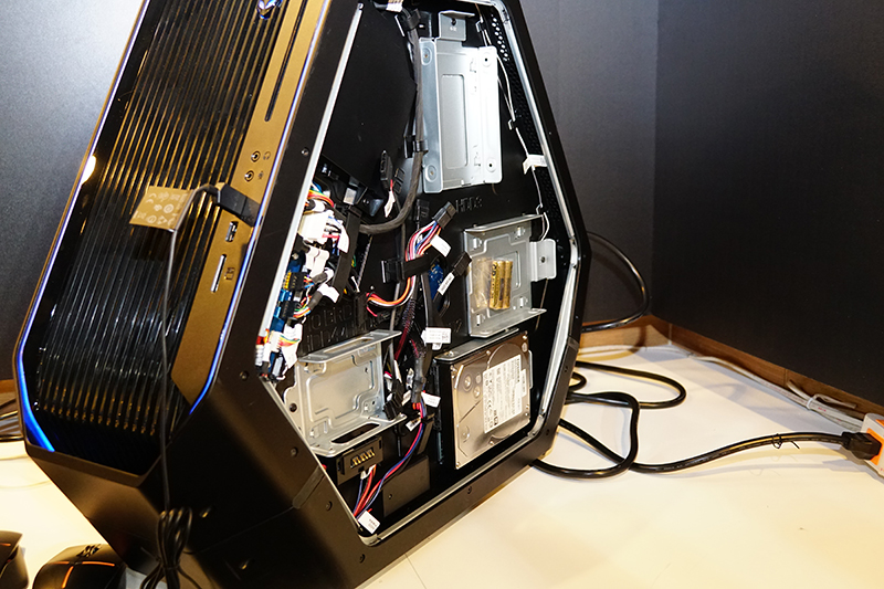 右側のカバーを開けたところ。ちなみに、2.5インチベイにくっついている電池は付属品ではない