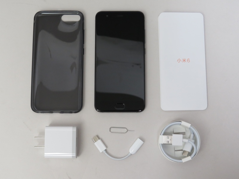 付属品。スマートフォンとしては珍しくイヤフォンが添付されていない