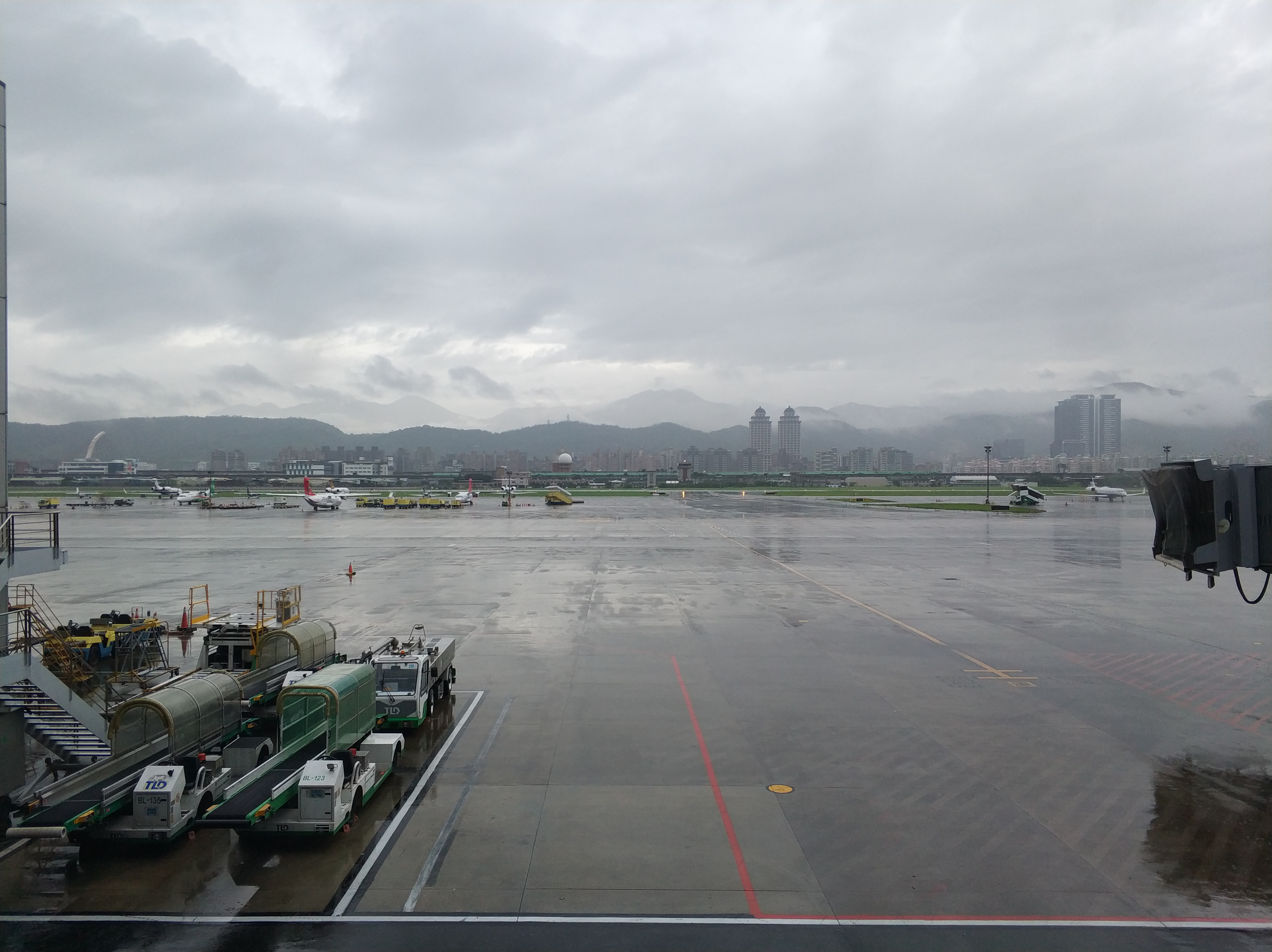 COMPUTEX取材でまったく時間が取れず、松山機場で滑走路を撮るというどうしようもない作例だが、雰囲気はだいたい掴めていただけると思う。ISO160、F1.8、1/120秒