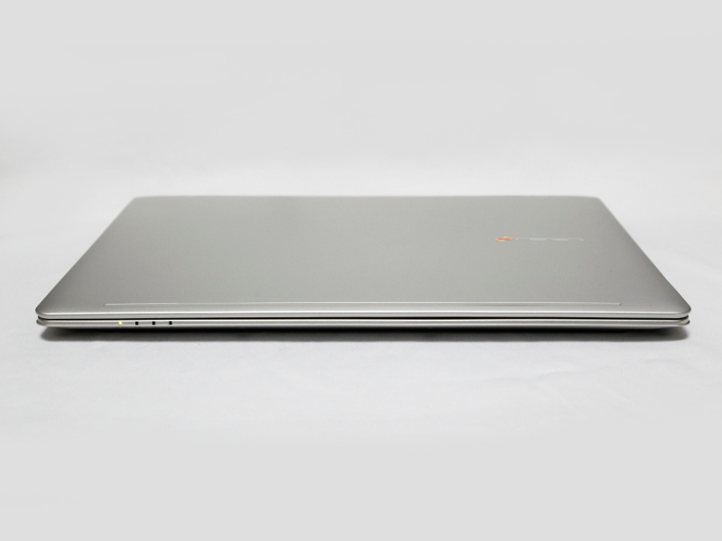 本体正面。LEDインジケータを備えている